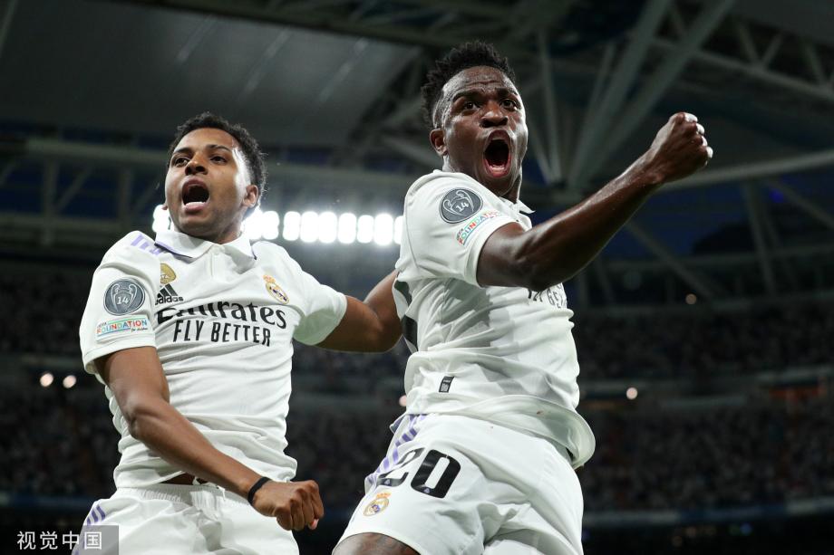 刚刚！湖人狂胜25分！詹姆斯30分，差一个篮板就三双